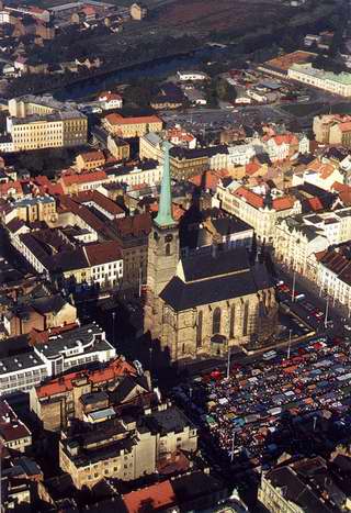 Letecký pohled na pravoúhlé gotické ulice
              náměstí republiky