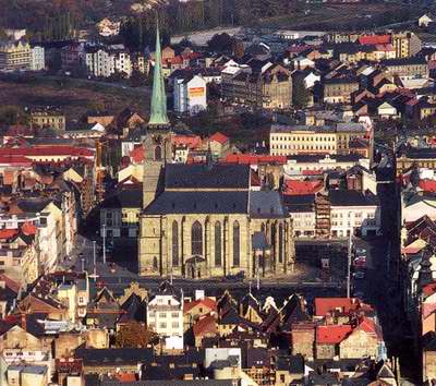 Letecký pohled na dominantní gotický chrám sv. Bartoloměje